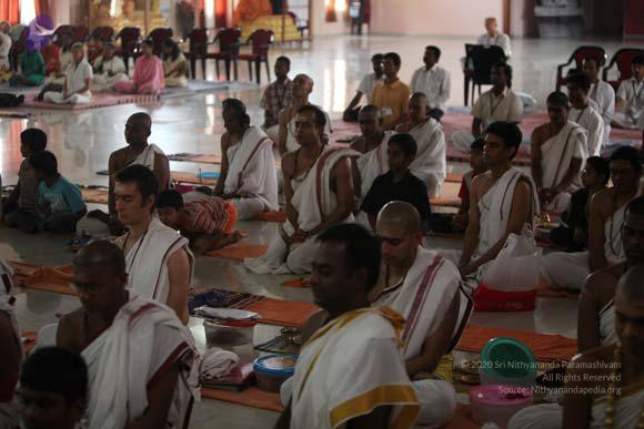 17-nithyananda-morning-pratyaksha-pada-puja_CMP_WM